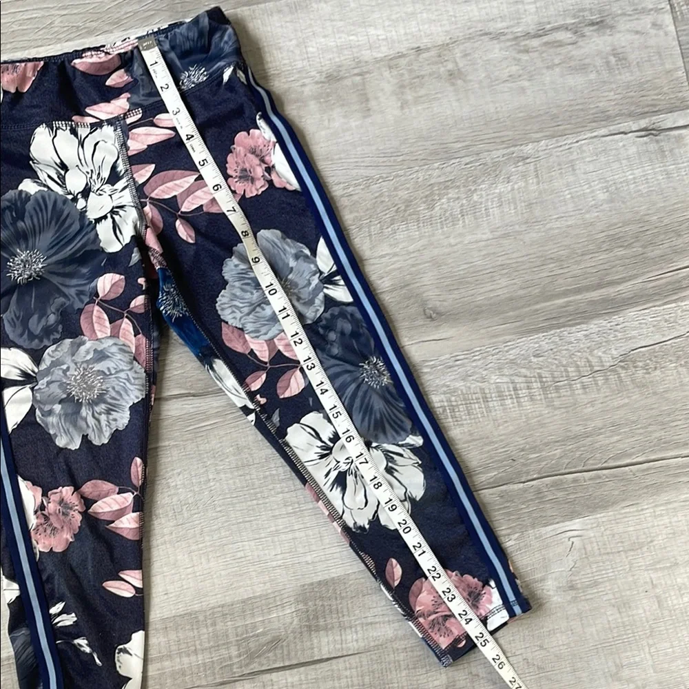 Kids Old Navy Black and Pink Floral Leggings, size 8 (M).